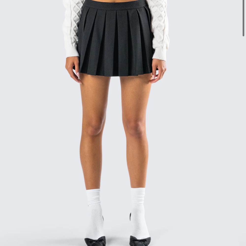 Finesse Supriya Black Pleated Mini Skirt